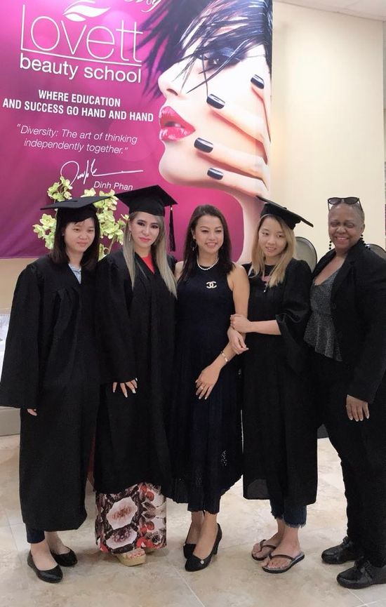 Kristina Dang cùng học viên tốt nghiệp
